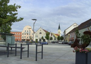 800px-Marktplatz_Osterhofen,_Bavaria